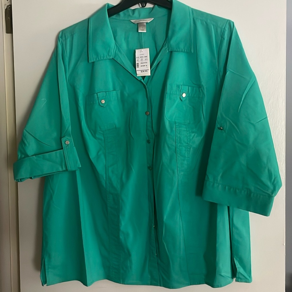 New with tags CJ Banks 3x woman’s green button down, adjustable length sleeves